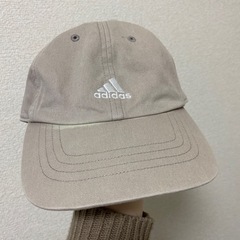 adidas キャップ　ベージュ