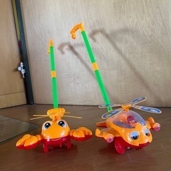 手押し車 2つセット ザリガニ 飛行機 プロペラ 押すと音が鳴って動きます ベビー玩具の画像