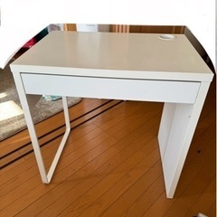 IKEA  デスクと椅子のセットの画像