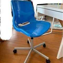 IKEA  デスクと椅子のセットの画像