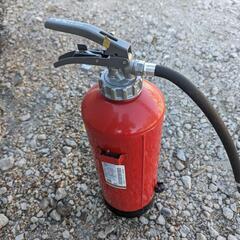 未使用の消火器（外においてあるので多少汚れてます）の画像