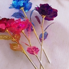 オーロラお花の置物とオーロラ色のキレイな食器セットの画像