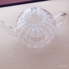 ガラスのキレイなティーポット