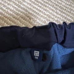 ユニクロ男の子紺色ズボンの画像