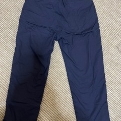 ユニクロ男の子紺色ズボンの画像