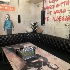 バンクシー大理石テーブル