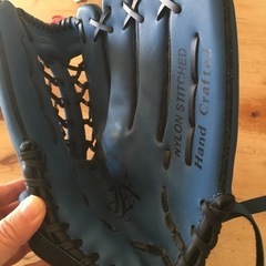 野球のグローブ　青の画像