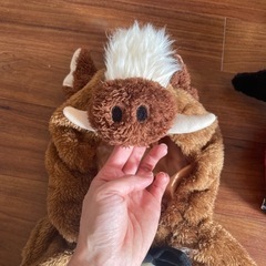 獅子舞のかぶりものと、ウリボーの着ぐるみの画像