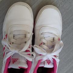 adidasスニーカーの画像