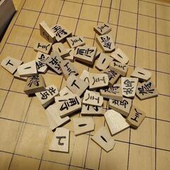 【美品】木製の将棋盤と将棋駒の一式の画像