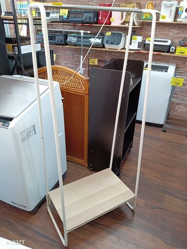 ハンガーラック　ポール　ホワイト　シンプル　サイズ（約）幅６４×奥４０×高１５０　　■近隣配送無料 買取GO‼　栄和店