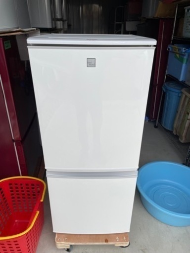 【値下げ！！】愛知近郊配送無料　SHARP 137L 冷蔵庫　SJ-14E7-KW  2020年製