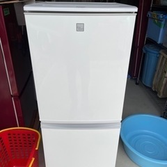 【値下げ！！】愛知近郊配送無料　SHARP 137L 冷蔵庫　SJ-14E7-KW  2020年製