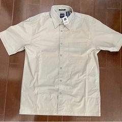【新品未使用　難あり】GAP メンズ　グレージュ色　半袖シャツ Mサイズの画像