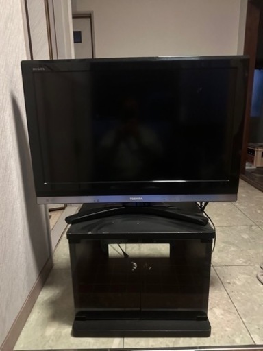 テレビ、テレビ台、リモコン