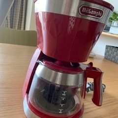 デロンギ　コーヒーメーカーおしゃれな赤！