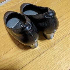 黒パンプスの画像