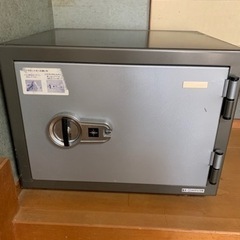最投稿　　　耐火金庫　最値下げしました。　重さ62kgの画像
