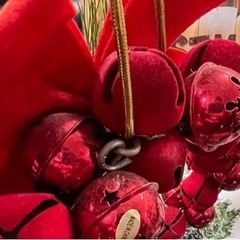真っ赤なベルのクリスマスリースの画像