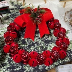 真っ赤なベルのクリスマスリースの画像
