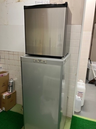 小さな冷蔵庫とちょっと大きな冷凍庫です！