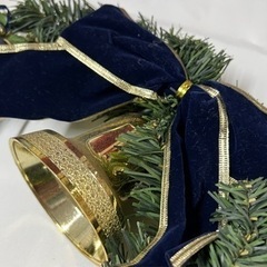 青がメインのクリスマスリースの画像