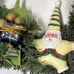 青がメインのクリスマスリースの画像