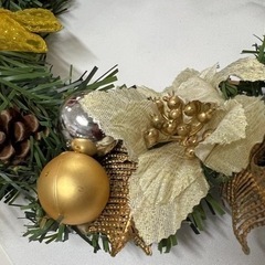 白と金のクリスマスリースの画像