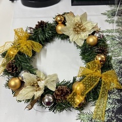 白と金のクリスマスリース