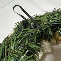 白と金のクリスマスリースの画像