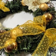 白と金のクリスマスリースの画像
