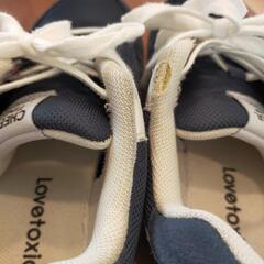 ラブトキシック　紺色スニーカー　Ｓの画像