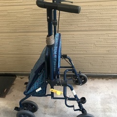 シルバーカー　手押し車　椅子付きカー　荷物入れ付きの画像