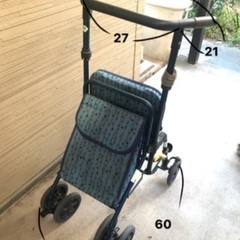 シルバーカー　手押し車　椅子付きカー　荷物入れ付きの画像