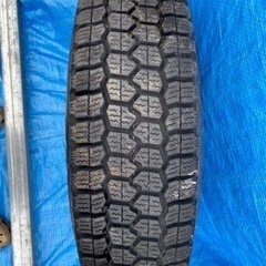シーズンオフの為値下げ！！商用車バンなどに…スタッドレスタイヤ195R15の画像