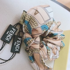 新品　FENDI フェンディ　シュシュ　ライトブルーシルクゴム ヘアバンド2点セット　ブランド　ハイブランド　の画像