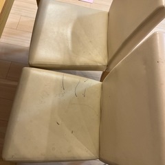 テーブル&椅子二脚の画像
