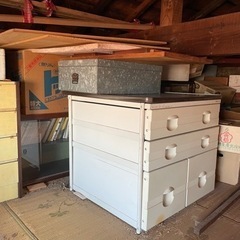 屋根裏のレトロ家具の画像