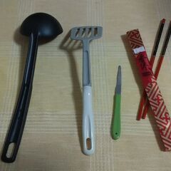 ◆【キッチン用品】⑧　　《４点セット》　※T-falのレードル,香港よりの中華箸,etc。の画像