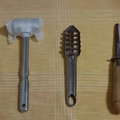 ◆【キッチン用品】⑮　　《３点セット》　　※鱗取り,　肉叩き,　等。