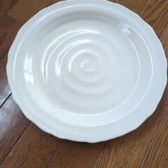 白い大きなお皿の画像