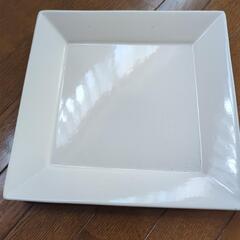 白い大きなお皿の画像