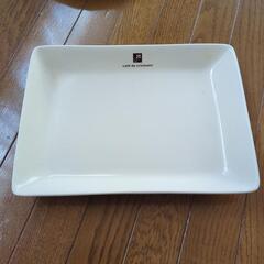 白い大きなお皿の画像