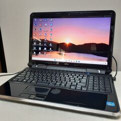 【取引中です】FUJITSU　LIFEBOOK　15インチ　i7　8GB　SSD（256）　Office2021　ブルーレイ　Wi-Fi　テンキー　Windows11　23H2　④の画像