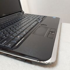 【取引中です】FUJITSU　LIFEBOOK　15インチ　i7　8GB　SSD（256）　Office2021　ブルーレイ　Wi-Fi　テンキー　Windows11　23H2　④の画像