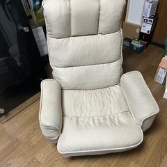 倒れる椅子の画像