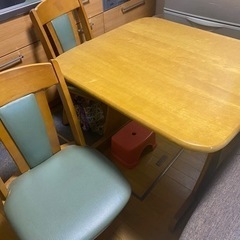 最終値下げ！ダイニングテーブル　回転椅子2脚セット