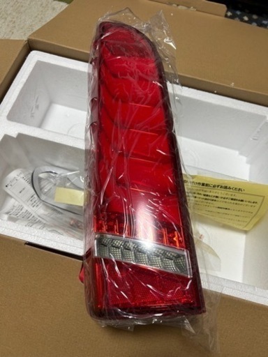 ハイエース　ヴァレンティテールランプ　ウルトラシグマ　新品　片側のみ