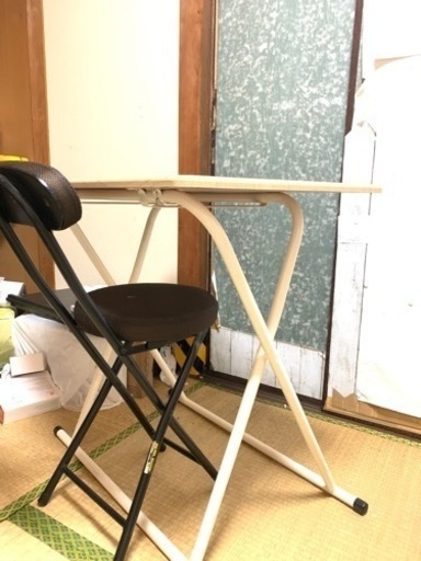 椅子とテーブル