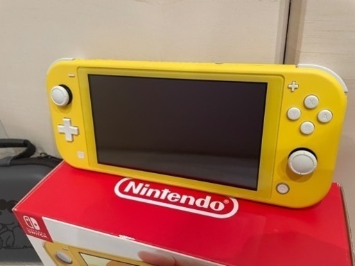 Switchライト イエロー スヌーピーのケース付き